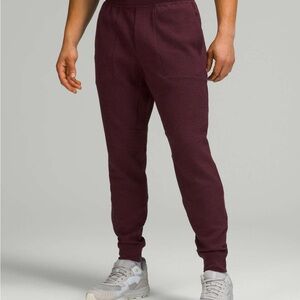 Lululemon At Ease Jogger in Heathered Cassis/Black Size Medium